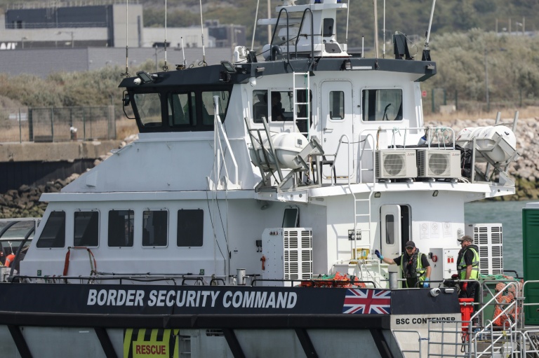 Des membres d'équipage à bord du navire de sauvetage britannique BSC Contender après avoir participé à une opération de sauvetage en mer, suite à l'incendie d'une embarcation de migrants qui tentaient de traverser la Manche à Boulogne-sur-Mer, le 4 août 2026