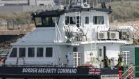 Des membres d'équipage à bord du navire de sauvetage britannique BSC Contender après avoir participé à une opération de sauvetage en mer, suite à l'incendie d'une embarcation de migrants qui tentaient de traverser la Manche à Boulogne-sur-Mer, le 4 août 2026
