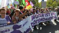 "L'avortement est un droit fondamental" proclame cette banderole tenue par des femmes lors d'une manifestation le 28 septembre 2025 à Paris à l'occasion de la journée mondial pour le droit à l'avortement