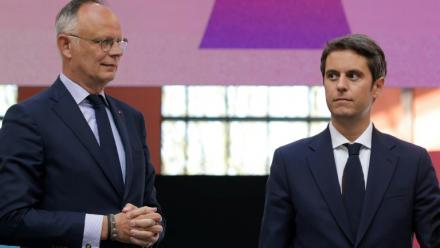 Le maire du Havre, Édouard Philippe (g), et le secrétaire général de Renaissance, Gabriel Attal, lors d'un rassemblement du parti Renaissance, à la Cité du Cinéma de Saint-Denis, au nord de Paris, le 6 avril 2025