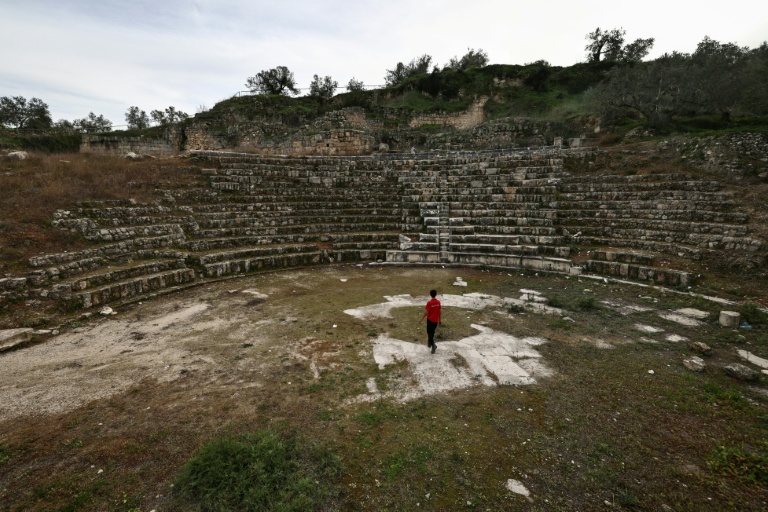 Un garçon se promène dans l'amphithéâtre du site archéologique de Sébaste, à l'ouest de la ville de Naplouse, en Cisjordanie occupée, le 12 février 2026
