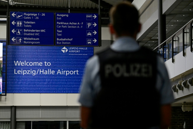 Un policier à l'aéroport de Leipzig après la découverte d'un drone chargé d'explosifs, attribué par l'Allemagne à Moscou, près d'un avion cargo ukrainien, le 5 août 2026