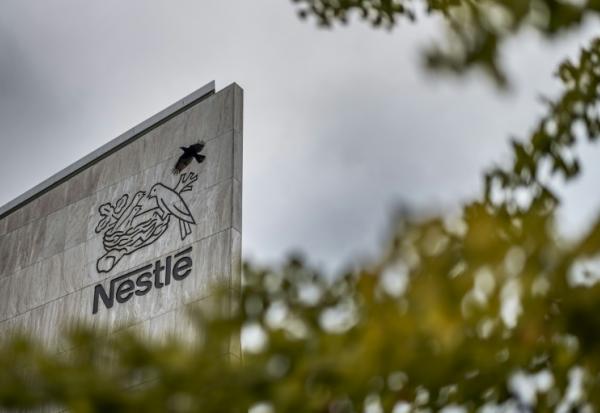 Le logo du géant suisse de l'agroalimentaire Nestlé sur la façade de son siège à Vevey en Suisse le 14 octobre 2025