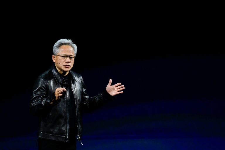 Le cofondateur et patron du géant américain des puces électroniques Nvidia, Jensen Huang, prononce un discours lors de la conférence sur l'intelligence artificielle 