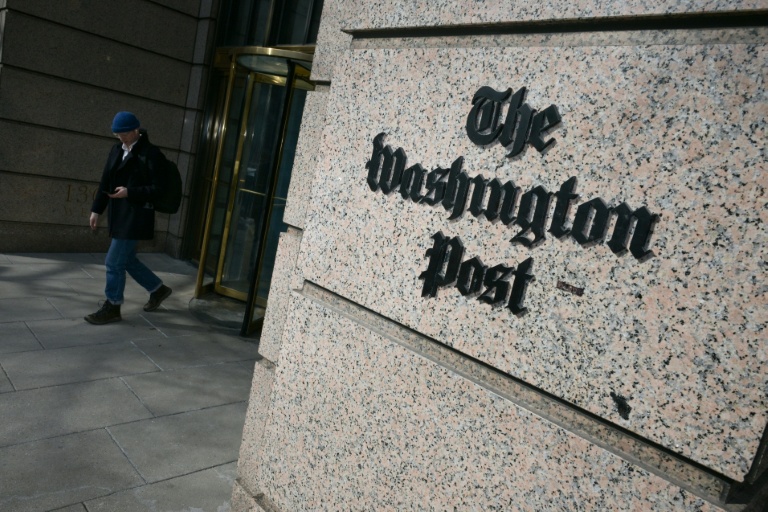 Un homme quitte le bâtiment qui abrite le  Washington Post à Washington le 4 février 2026