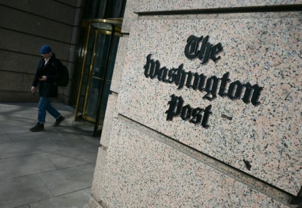 Un homme quitte le bâtiment qui abrite le  Washington Post à Washington le 4 février 2026