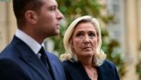 Le président du Rassemblement national (RN), Jordan Bardella (g.), s'adresse aux médias aux côtés de la présidente du groupe parlementaire du RN, Marine Le Pen, à Paris, le 2 septembre 2025