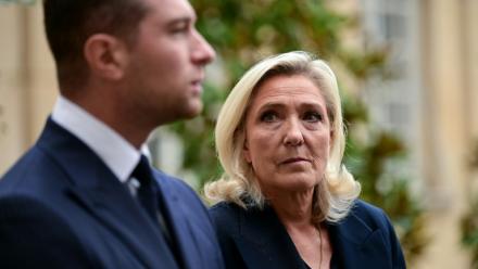 Le président du Rassemblement national (RN), Jordan Bardella (g.), s'adresse aux médias aux côtés de la présidente du groupe parlementaire du RN, Marine Le Pen, à Paris, le 2 septembre 2025
