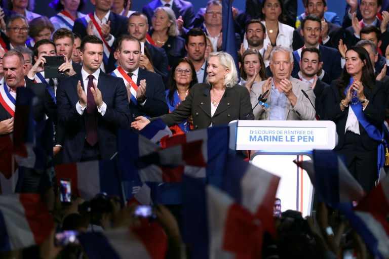 La candidate du Rassemblement national à la présidentielle, Marine Le Pen (D) et le président du RN Jordan Bardella (G), le 13 septembre 2026 à Hénin-Beaumont, dans le Pas-de-Calais