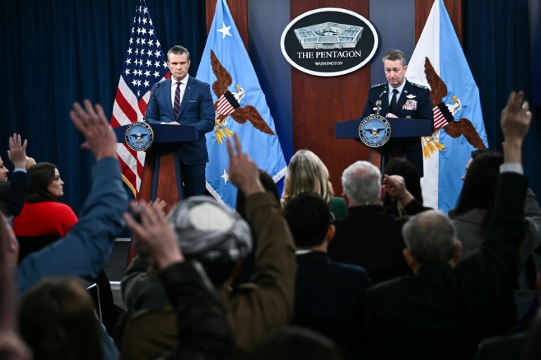Le secrétaire américain à la Défense, Pete Hegseth (g), et le chef d'état-major interarmées, le général Dan Caine, lors d'une conférence de presse sur la guerre en Iran, au Pentagone à Washington, le 2 mars 2026