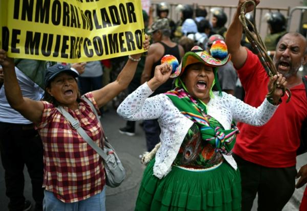 Des manifestants scandent des slogans après avoir appris que le Congrès péruvien avait destitué le président par intérim José Jeri, à Lima, le 17 février 2026