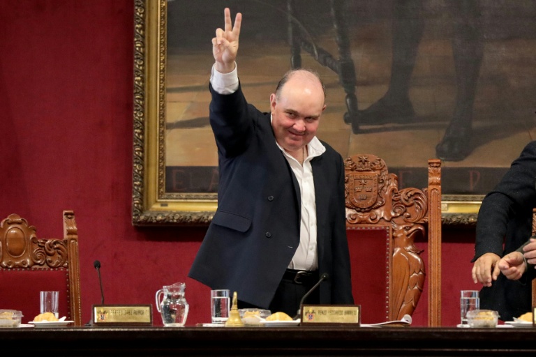 Rafael Lopez Aliaga fait le signe de la victoire après avoir annoncé sa démission du poste de maire de Lima pour se présenter à la présidence du Pérou, le 13 octobre 2025 à la mairie de Lima