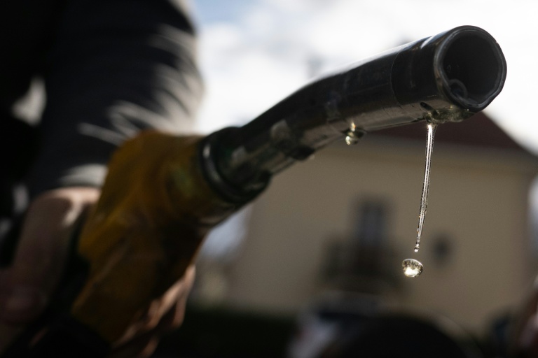 Une goutte d'essence coule dans une station-essence de Mulhouse, en France, le 1er avril 2026. 