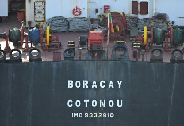 Vue aérienne du pétrolier Boracay au large du port de Saint-Nazaire le 1er octobre 2025