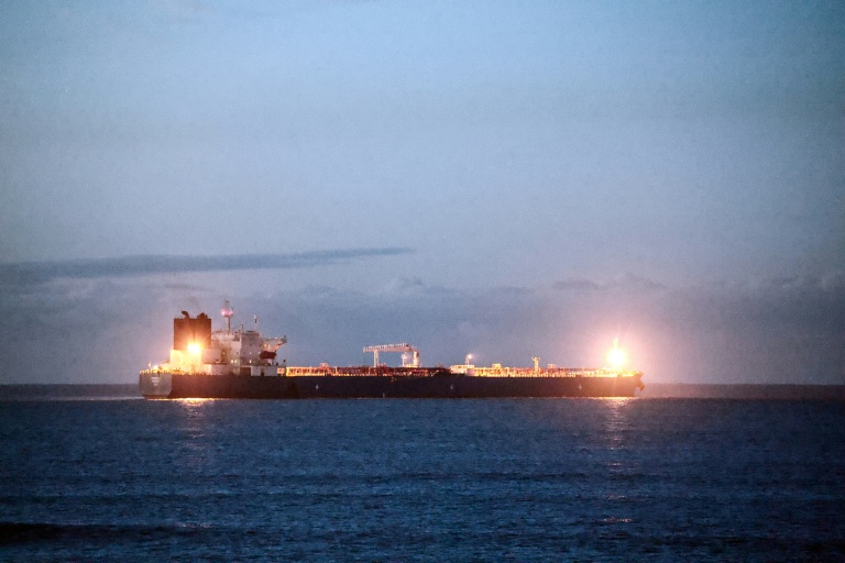 Le pétrolier Grinch, soupçonné d'appartenir à la flotte fantôme russe, au mouillage sous la garde de la Marine française dans le golfe de Fos, près du port de Marseille-Fos, le 25 janvier 2026