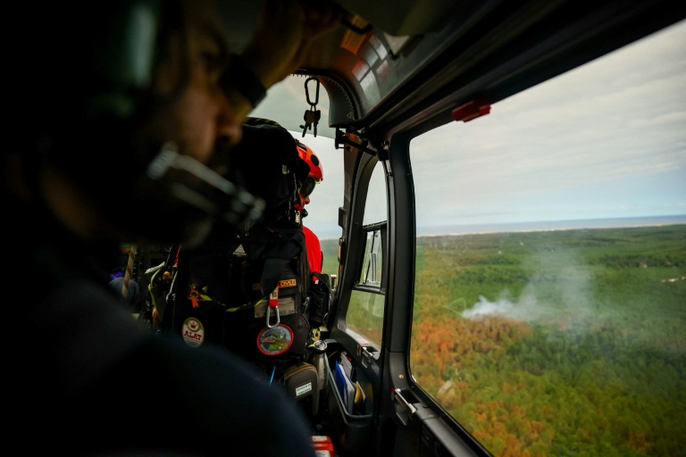 Un hélicoptère de la Sécurité en reconnaissance au-dessus d'un incendie de forêt sur la commune de Le Porge, en Gironde, le 31 juillet 2026
