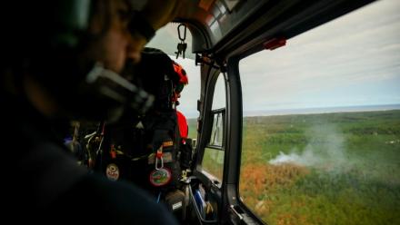 Un hélicoptère de la Sécurité en reconnaissance au-dessus d'un incendie de forêt sur la commune de Le Porge, en Gironde, le 31 juillet 2026