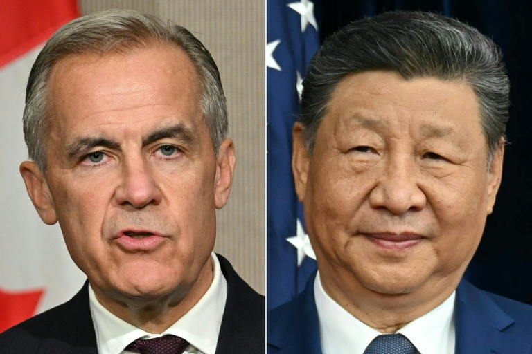 Le Premier ministre canadien Mark Carney (g), lors d'une conférence de presse en marge du 47e sommet de l'Association des nations de l'Asie du Sud-Est (Asean) à Kuala Lumpur le 27 octobre 2025, et le président chinois Xi Jinping (d) à la base aérienne de Gimhae, à Busan en Corée du Sud, le 30 octobre 2025