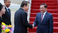 Photo diffusée le 15 juin 2026 par le Bureau de presse et d'information de la présidence birmane, montrant le président birman Min Aung Hlaing (d) accueilli par un responsable chinois à son arrivée à Pékin