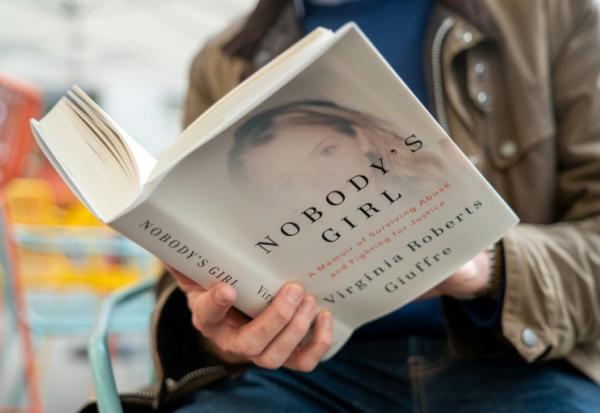 Les mémoires posthumes de Virginia Giuffre, "Nobody's Girl - A Memoir of Surviving Abuse and Fighting for Justice", en vente à Londres, le 21 ocotbre 2025