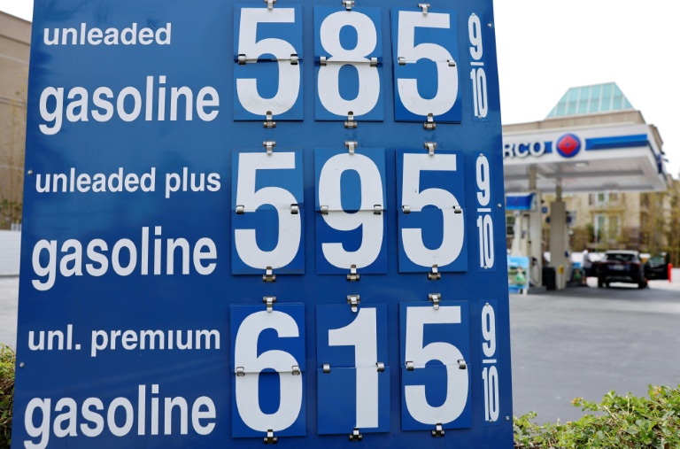 Les prix des carburants affichés dans une station-service Arco à Los Angeles, en Californie, le 30 mars 2026