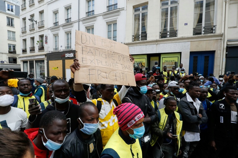 Des travailleurs sans papiers de la société de livraison de repas Frichti manifestent pour réclamer la régularisation de leur situation, le 8 juin 2020 à Paris