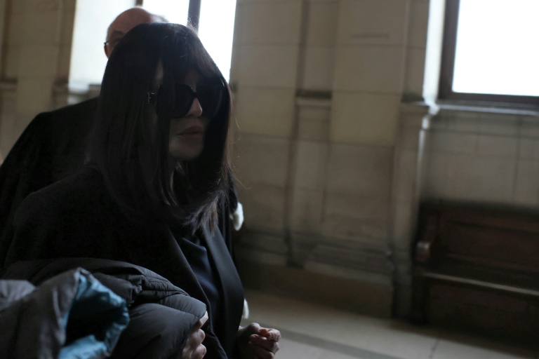 Isabelle Adjani arrive au palais de justice de Paris le 1er avril 2026