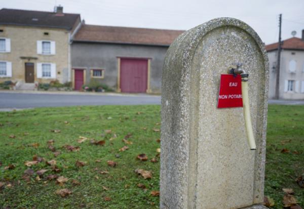 Une fontaine distribuant de l'eau non potable en raison d'une pollution aux PFAS, à Louppy-sur-Loison (Meuse), le 15 octobre 2025