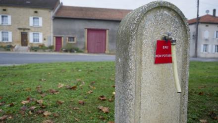 Une fontaine distribuant de l'eau non potable en raison d'une pollution aux PFAS, à Louppy-sur-Loison (Meuse), le 15 octobre 2025