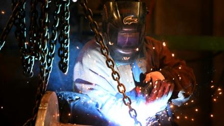Un ouvrier soude une pièce à la fonderie Hachette et Driout à Saint-Dizier le 3 mars 2025, fonderie rachetée par la société française ACI Groupe en février 2025