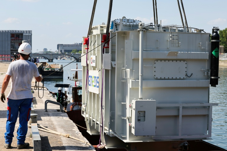 Livraison d'un nouveau transformateur pour le réseau électrique Enedis, au port de Tolbiac, à Paris, le 22 juin 2026.