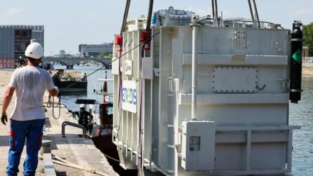 Livraison d'un nouveau transformateur pour le réseau électrique Enedis, au port de Tolbiac, à Paris, le 22 juin 2026.
