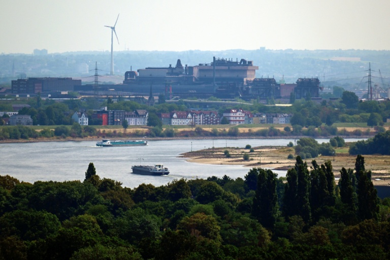 Le Rhin en partie asséché passe devant les hauts-fourneaux de l'aciériste Thyssenkrupp à Duisbourg, le 3 août 2026