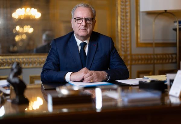 Le président du Conseil constitutionnel Richard Ferrand pose dans son bureau le 19 janvier 2026 à Paris