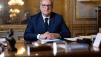 Le président du Conseil constitutionnel Richard Ferrand pose dans son bureau le 19 janvier 2026 à Paris