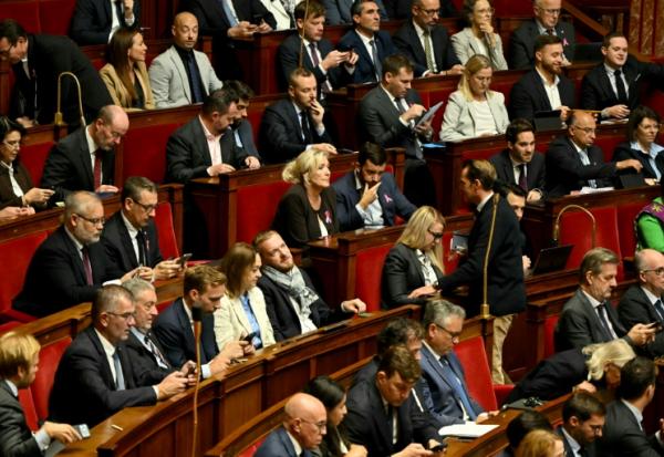 Marine Le Pen (c), présidente du groupe RN, assise avec les députés du RN et ceux de son allié l'UDR lors de la journée réservée à l'Assemblée nationale, le 8 octobre 2026 à Paris