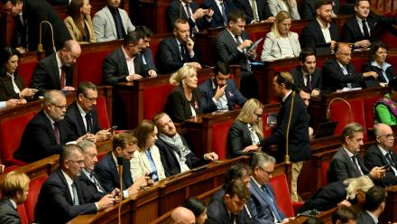 Marine Le Pen (c), présidente du groupe RN, assise avec les députés du RN et ceux de son allié l'UDR lors de la journée réservée à l'Assemblée nationale, le 8 octobre 2026 à Paris