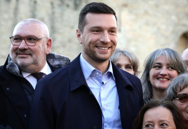 Le président du rassemblement national (RN) Jordan Bardella (C) et Christophe Barthès (G), le candidat RN à la mairie de Carcassonne, le 7 février 2026 à Carcassonne