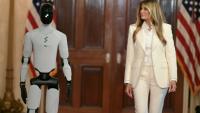 La Première dame des Etats-Unis, Melania Trump, arrive accompagnée du robot humanoïde "Figure 3" pour un sommet sur l'IA à la Maison Blanche, à Washington, le 25 mars 2026