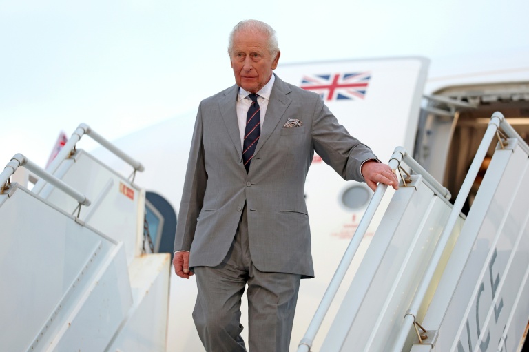 Le roi Charles III  à son arrivée à l'aéroport international L.F. Wade de Hamilton, aux Bermudes, le 30 avril 2026