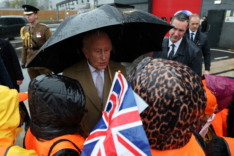 Charles III discute avec des écoliers lors d'une visite pour l'ouverture officielle d'un dépôt de métros à Taff’s Well au pays de Galles (Royaume-Uni), le 14 novembre 2025