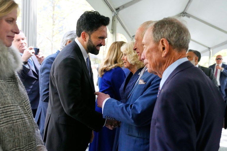 Le maire de New York, Zohran Mamdani (g), salue le roi Charles III lors d'une visite au mémorial du 11-Septembre, le 29 avril 2026 à New York