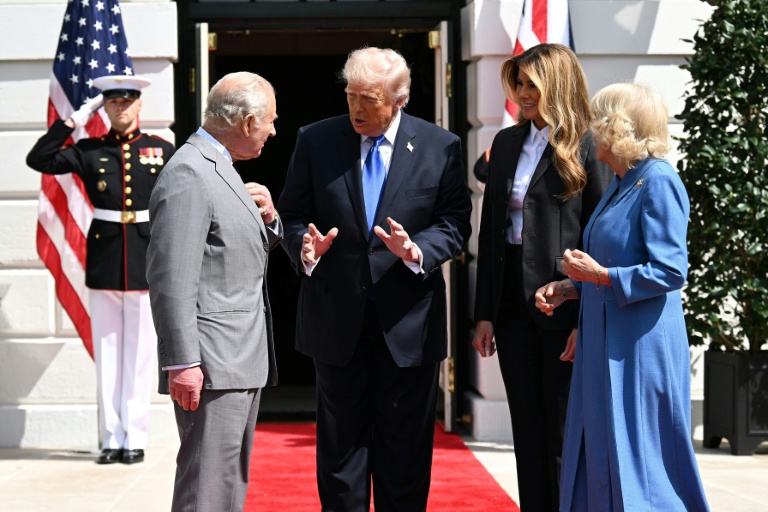 Le président américain Donald Trump, et la Première dame Melania Trump, le roi Charles III et la reine Camilla lors d'une cérémonie d'adieu officielle sur la pelouse sud de la Maison Blanche à Washington, le 30 avril 2026