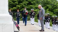 Le roi Charles III dépose un bouquet de fleurs sur la tombe du soldat inconnu au cimetière national d'Arlington, en Virginie, aux Etats-Unis, le 30 avril 2026