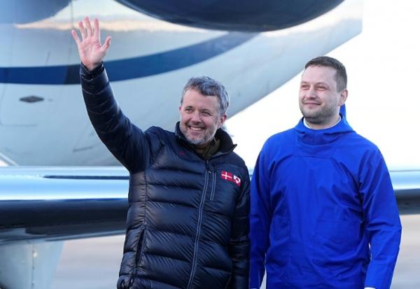 Le roi du Danemark Frederik X (g) et le Premier ministre groenlandais Jens-Frederik  Nielsen à l'aroport de Nuuk, le 18 février 2026 au Groenland