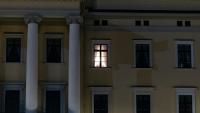 Une lumière est visible à une fenêtre du Palais royal alors que des personnes se rassemblent pour une veillée nocturne en l'honneur du roi Harald V de Norvège, sur la place du Palais à Oslo, tôt le 28 août 2026.