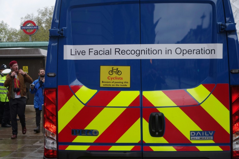 Un van de la police londonienne avec des caméras de reconnaissance faciale en temps réel déployé dans les rues de Londres lors du couronnement du roi Charles III le 6 mai 2023