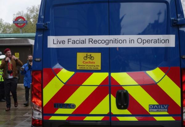 Un van de la police londonienne avec des caméras de reconnaissance faciale en temps réel déployé dans les rues de Londres lors du couronnement du roi Charles III le 6 mai 2023