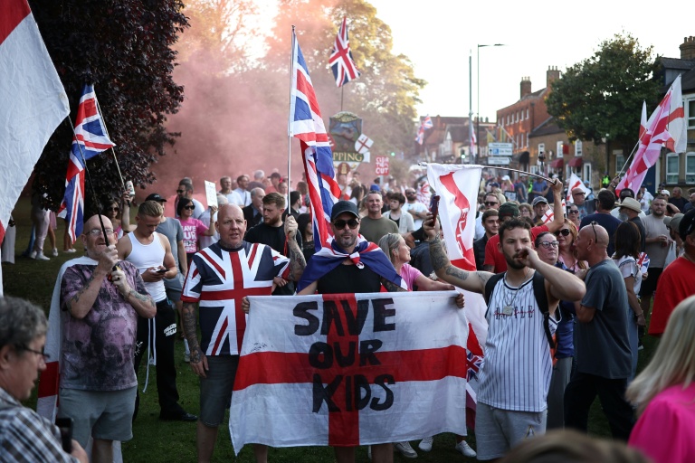 Des manifestants appellent à la fermeture de l'hôtel The Bell, censé héberger des demandeurs d'asile, à Epping, au nord-est de Londres, le 8 août 2025