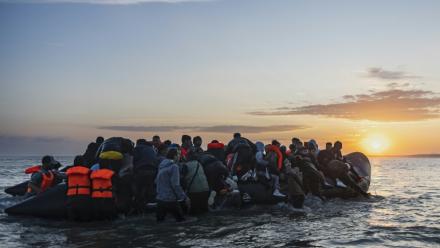 Des migrants embarquent pour une tentative de traversée de la Manche le 29 juillet 2025 au large de la plage de Gravelines, en France 